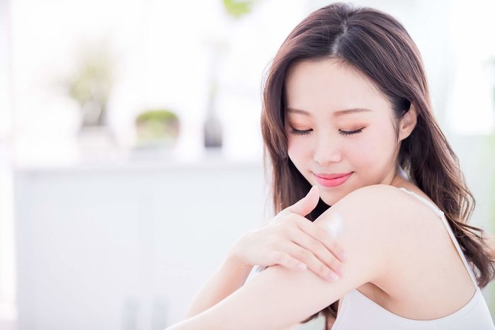 7 mẹo làm đẹp tại gia chẳng cần dao kéo: Cười đẹp nhờ cắn đũa