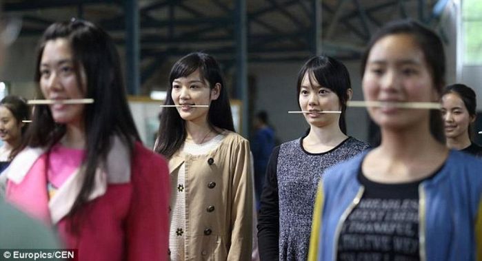 7 mẹo làm đẹp tại gia chẳng cần dao kéo: Cười đẹp nhờ cắn đũa