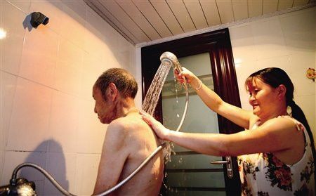 Người phụ nữ tái hôn vẫn nhất quyết đưa bố chồng cũ đến sống cùng