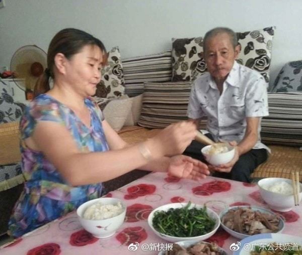 Người phụ nữ tái hôn vẫn nhất quyết đưa bố chồng cũ đến sống cùng