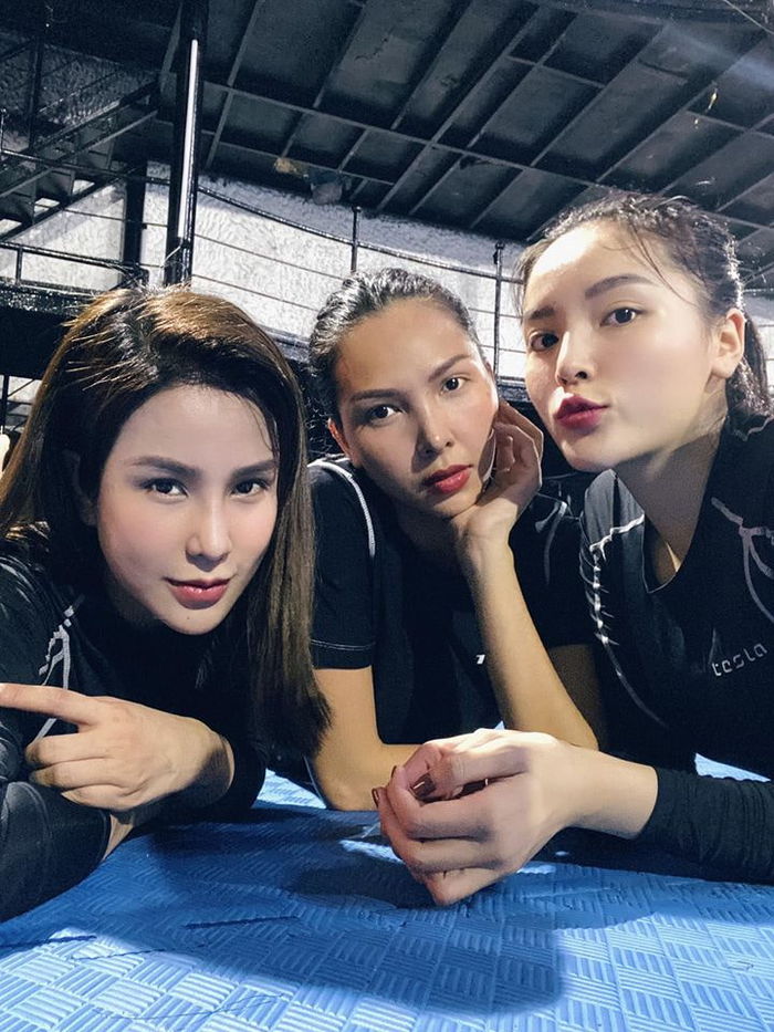 Đông Nhi bước sang tháng thứ 8 thai kỳ, Jun Phạm nấu ăn cho Sam