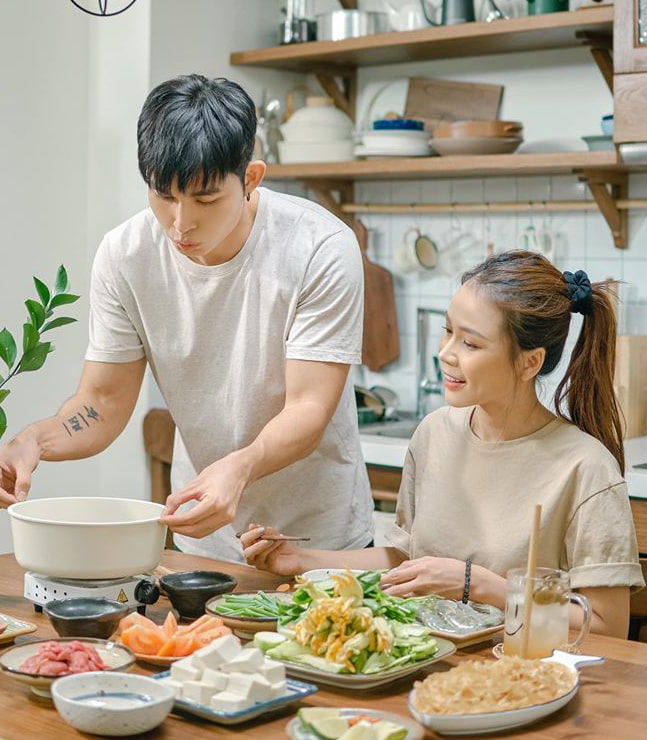 Đông Nhi bước sang tháng thứ 8 thai kỳ, Jun Phạm nấu ăn cho Sam