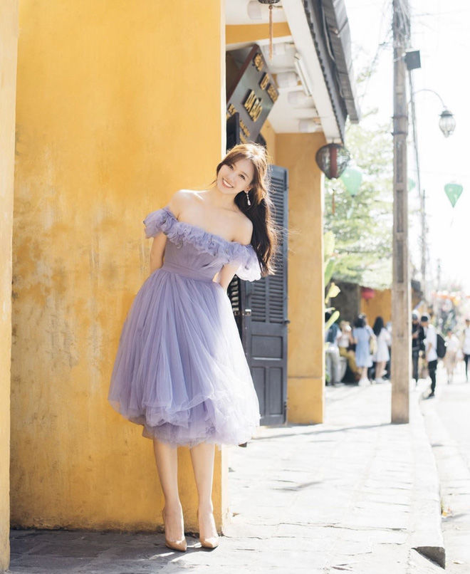 Hari Won 35 tuổi vẫn đẹp thoát tục khi diện váy màu pastel