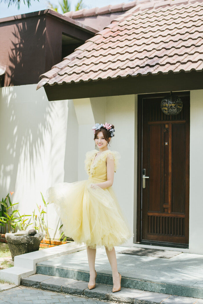 Hari Won 35 tuổi vẫn đẹp thoát tục khi diện váy màu pastel
