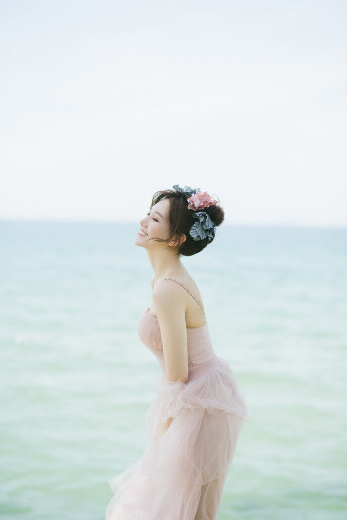 Hari Won 35 tuổi vẫn đẹp thoát tục khi diện váy màu pastel