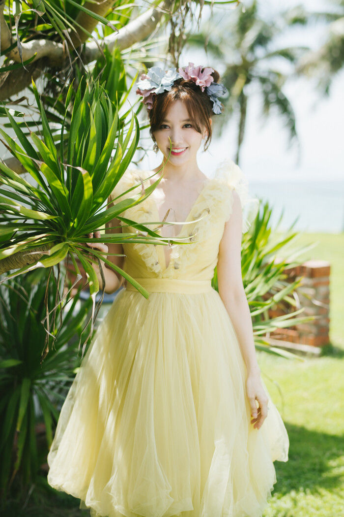 Hari Won 35 tuổi vẫn đẹp thoát tục khi diện váy màu pastel