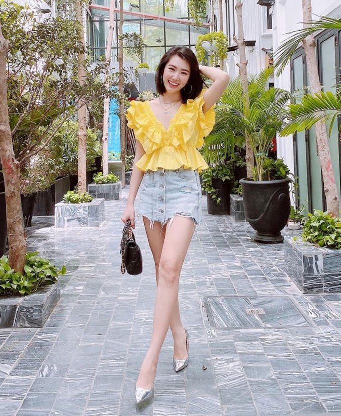 Phong cách sao Việt: Ngọc Trinh diện đồ bình dân vẫn đẳng cấp