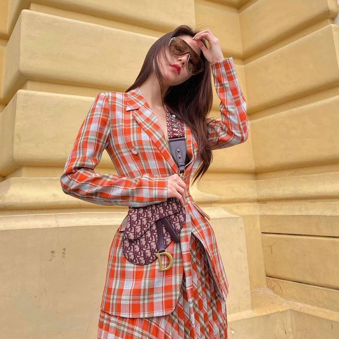 Phong cách sao Việt: Hòa Minzy khoe lưng ong, Diễm My 9X eo nhỏ xíu