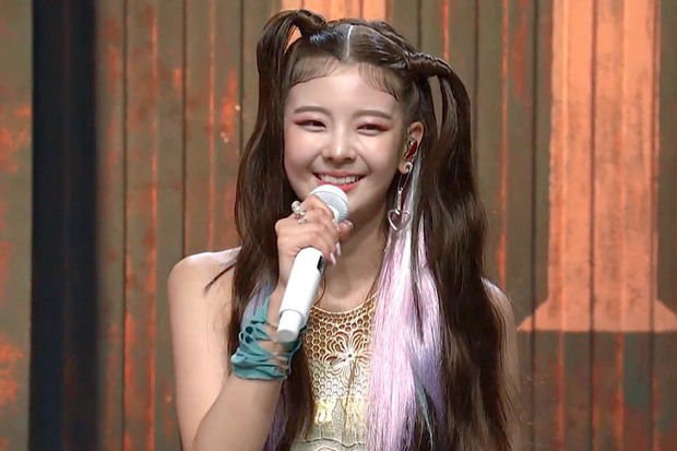 Những kiểu tóc hack não của idol K-pop: Sana tóc bất đối xứng