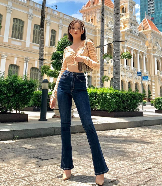 Phong cách sao Việt: Ngọc Trinh diện đồ bình dân vẫn đẳng cấp