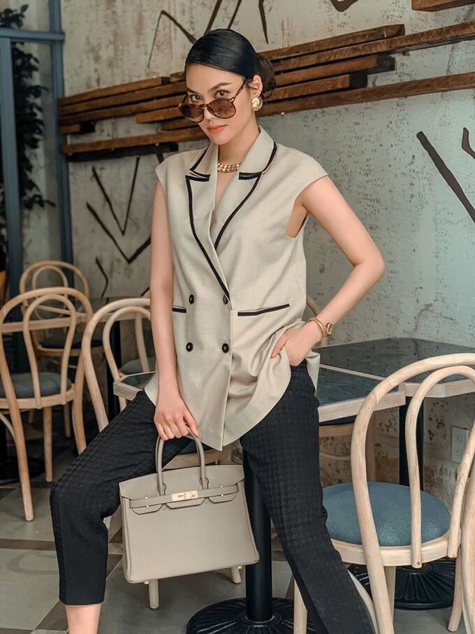 Phong cách sao Việt: Ngọc Trinh diện đồ bình dân vẫn đẳng cấp