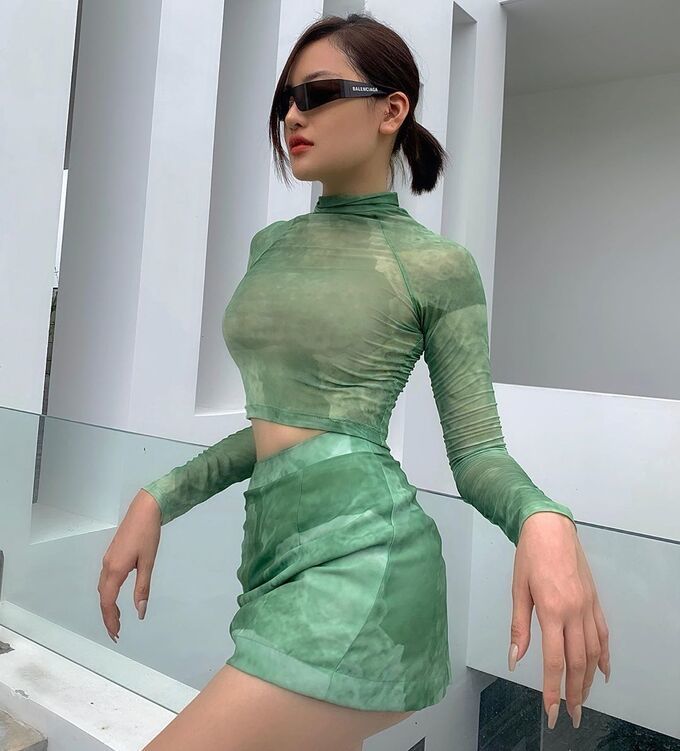 Phong cách sao Việt: Hòa Minzy khoe lưng ong, Diễm My 9X eo nhỏ xíu