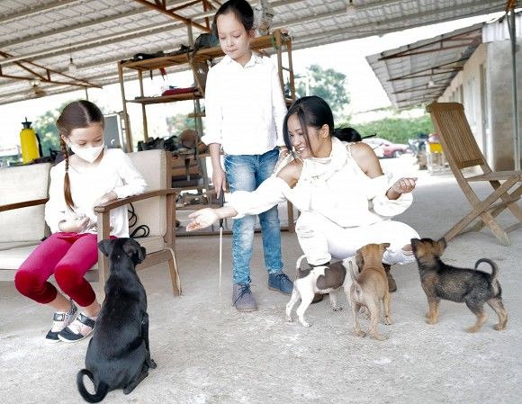 Hồng Nhung rạng rỡ trở lại với công việc sau hoàn tất cách ly