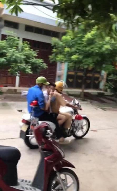 Ấm lòng mùa thi: Được CSGT nhường áo mưa, tới tận nhà chở đi thi