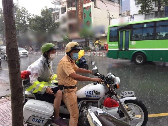 Ấm lòng mùa thi: Được CSGT nhường áo mưa, tới tận nhà chở đi thi