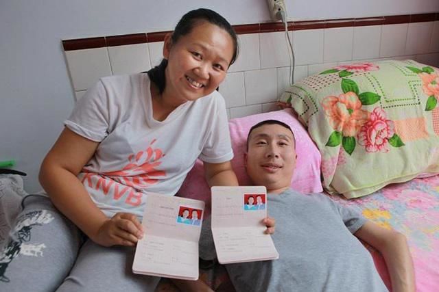 Ảnh cưới toàn nằm, cặp đôi làm dân mạng xúc động khi biết lý do