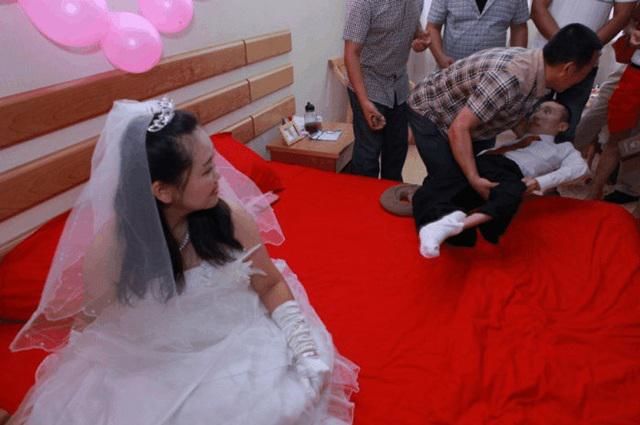 Ảnh cưới toàn nằm, cặp đôi làm dân mạng xúc động khi biết lý do