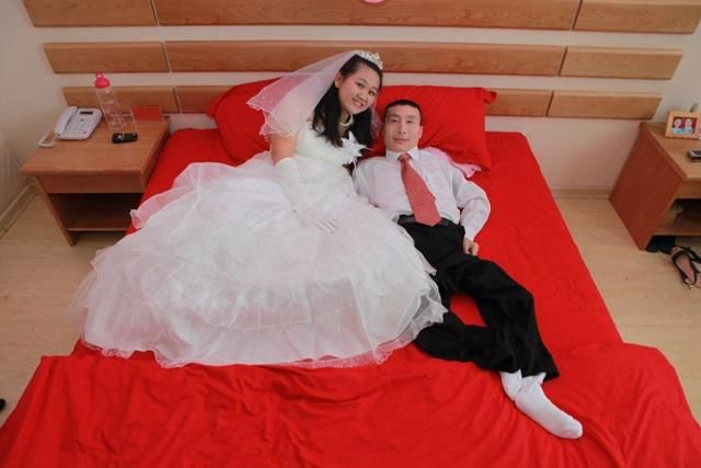 Ảnh cưới toàn nằm, cặp đôi làm dân mạng xúc động khi biết lý do