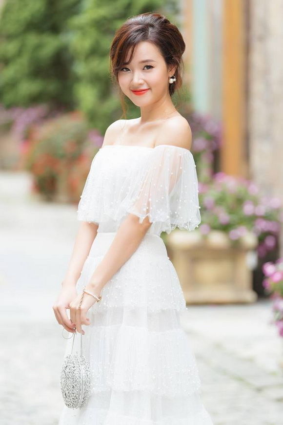 Đọ style 2 mỹ nhân Vbiz là giảng viên đại học: Midu nữ tính, ngọt ngào
