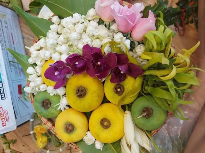 Chuẩn bị Rằm tháng 7, bà nội trợ chi nửa triệu đồng mua mẹt hoa quả