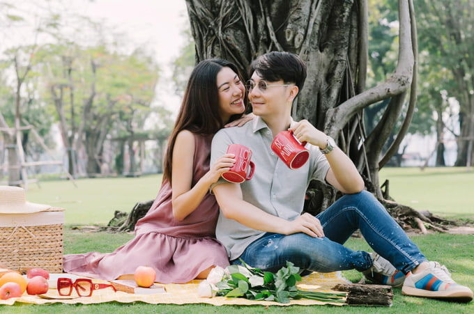 Vợ chồng Thúy Vân tình tứ bên nhau, Lê Giang khoe ảnh diện váy cưới