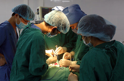 Lịch trình BN 669: Tham gia nhiều ca mổ, đi ăn, cà phê với nhiều người