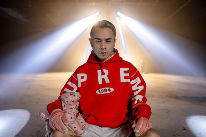 Badboy nhà người ta Binz lộ giày đôi với Châu Bùi