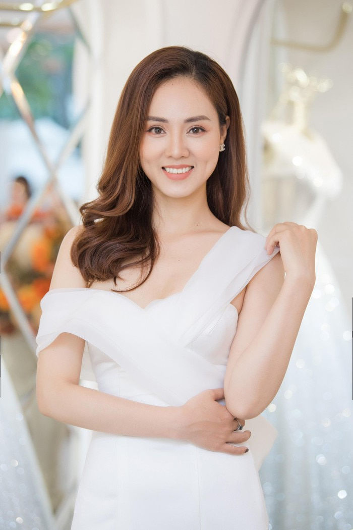 Bạn gái kém 15 tuổi của nghệ sĩ Công Lý khoe ảnh diện váy cô dâu