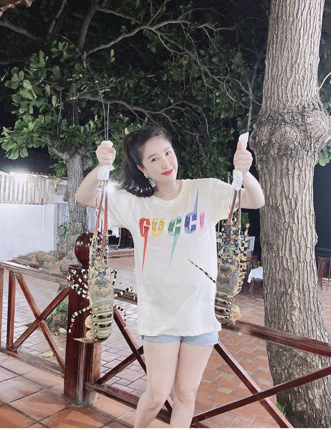 Bảo Thy mặt tròn khi lên tivi, tự nhận góc cận đựng được 8 chén chè