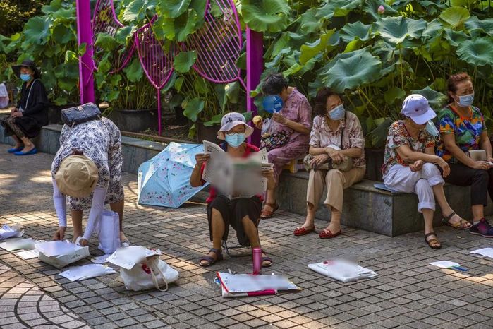 Bất chấp dịch, phụ huynh Trung Quốc vẫn mang hình con đến chợ mai mối