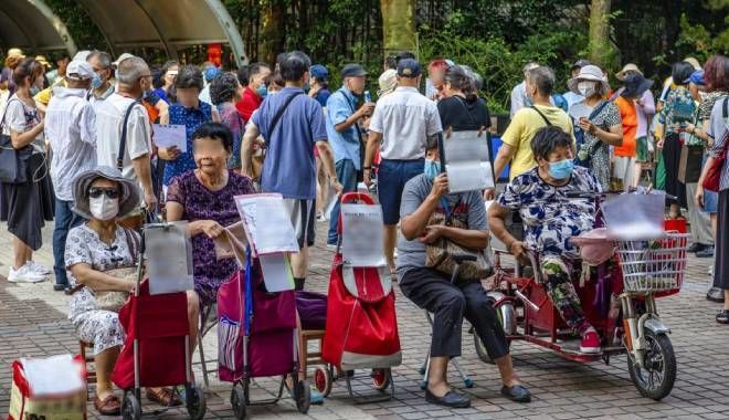 Bất chấp dịch, phụ huynh Trung Quốc vẫn mang hình con đến chợ mai mối