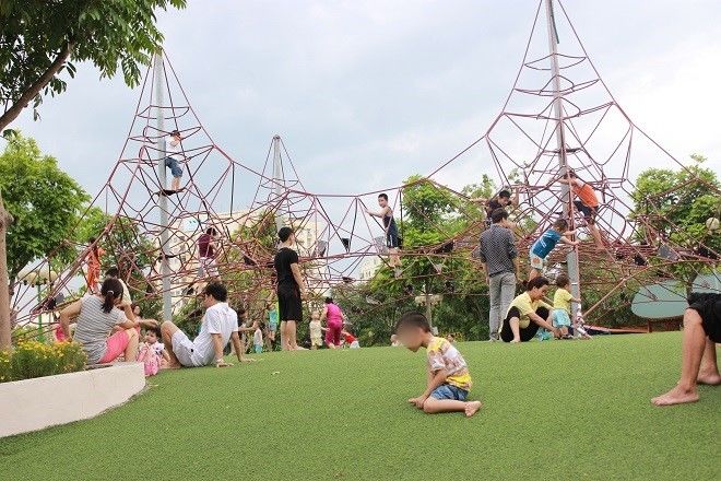 Đưa con đi chơi bố mẹ bớt dùng điện thoại, dặn con không theo người lạ
