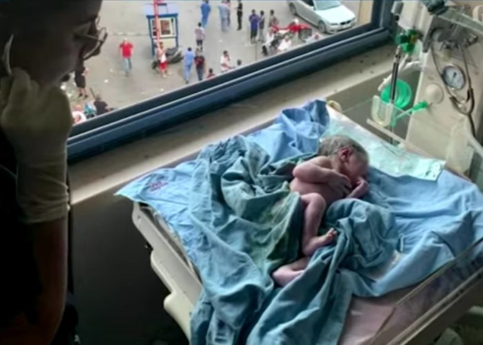 Bé trai chào đời khỏe mạnh ngay trong vụ nổ kinh hoàng ở Beirut