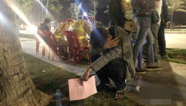 Cô gái bưng mặt khóc như mưa khi CSGT vừa tuýt còi, yêu cầu dừng xe
