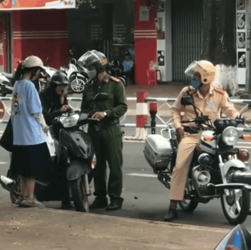 Cô gái bưng mặt khóc như mưa khi CSGT vừa tuýt còi, yêu cầu dừng xe
