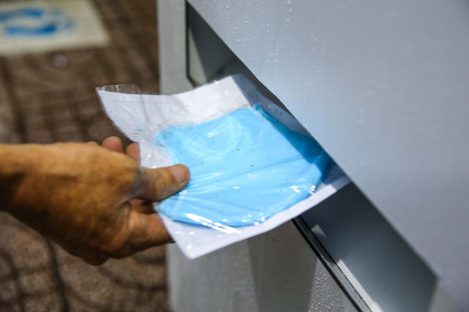 ATM khẩu trang đầu tiên xuất hiện, phát miễn phí cho người nghèo