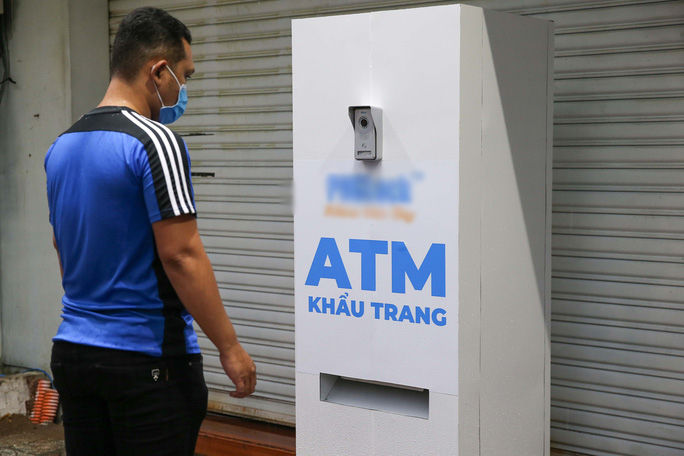 ATM khẩu trang đầu tiên xuất hiện, phát miễn phí cho người nghèo