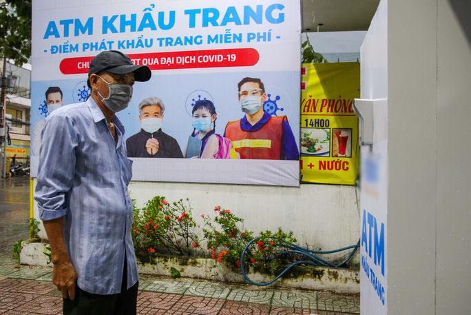 ATM khẩu trang đầu tiên xuất hiện, phát miễn phí cho người nghèo