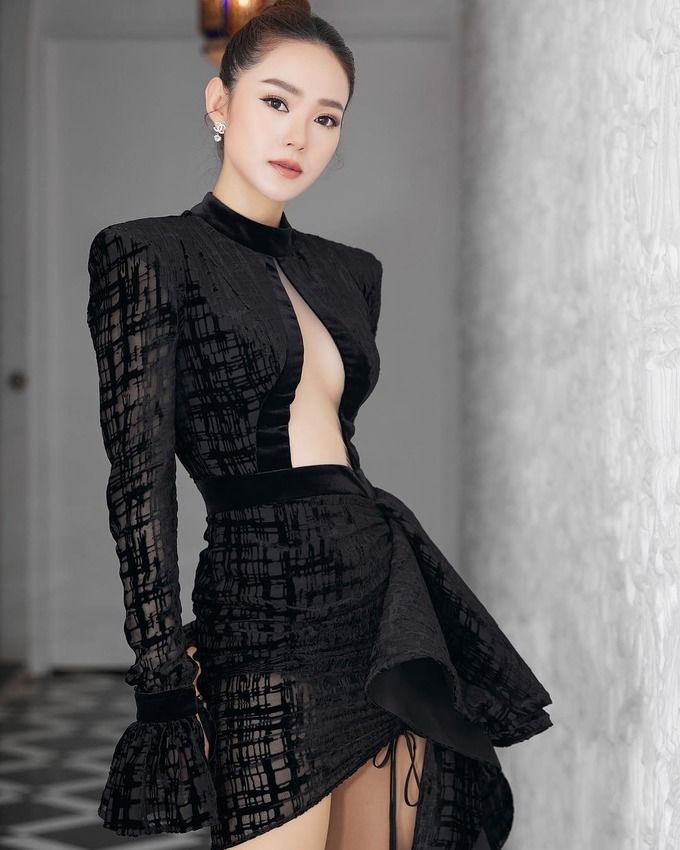 Bộ váy khoe vòng 1 đốt mắt của sao: Tóc Tiên chọn váy khoét nách