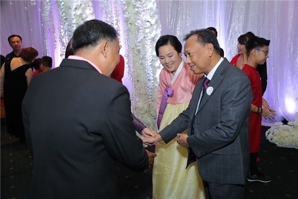 Bố ruột Hari Won: Là người gốc Việt, từng rời khỏi tiệc cưới con gái