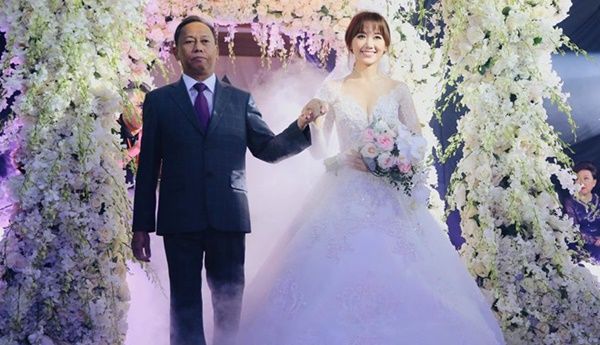 Bố ruột Hari Won: Là người gốc Việt, từng rời khỏi tiệc cưới con gái