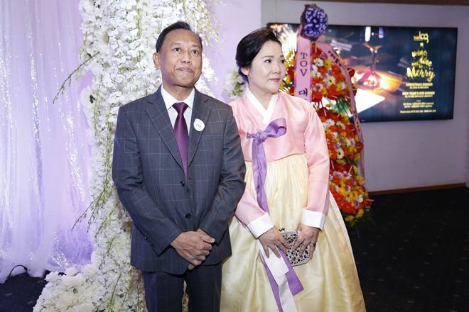 Bố ruột Hari Won: Là người gốc Việt, từng rời khỏi tiệc cưới con gái