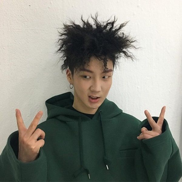Những kiểu tóc hack não của idol K-pop: Sana tóc bất đối xứng