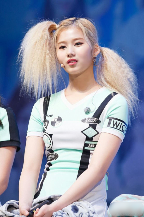 Những kiểu tóc hack não của idol K-pop: Sana tóc bất đối xứng