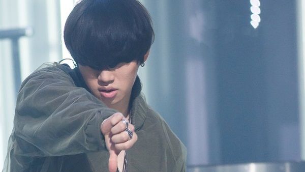 Những kiểu tóc hack não của idol K-pop: Sana tóc bất đối xứng