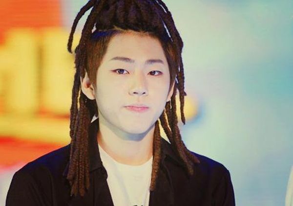 Những kiểu tóc hack não của idol K-pop: Sana tóc bất đối xứng