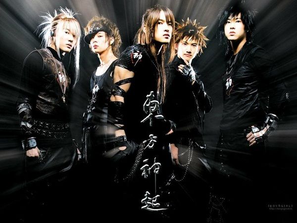 Những kiểu tóc hack não của idol K-pop: Sana tóc bất đối xứng