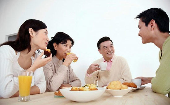 Thanh niên ăn 5 chén, 1/2 con gà ngày ra mắt nhà gái, chị em nói gì?