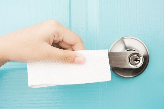Cách đi thang máy và sử dụng toilet công cộng an toàn trong mùa dịch