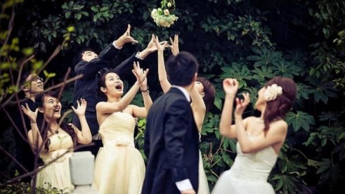 Cách xử lý khi bắt được hoa cưới: Phải giữ gìn, làm hoa khô kỷ niệm